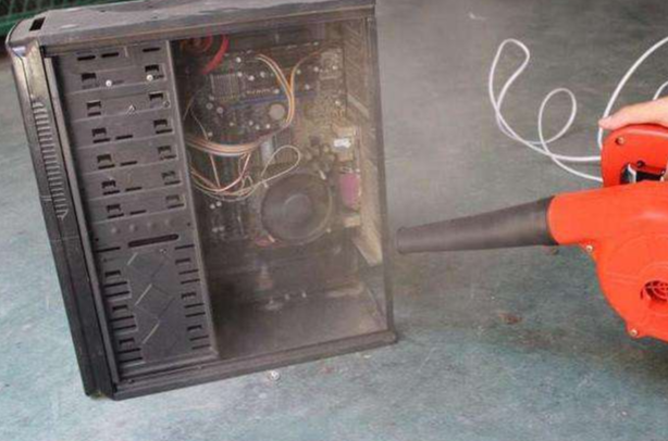 Win7电脑开机就黑屏怎么办?