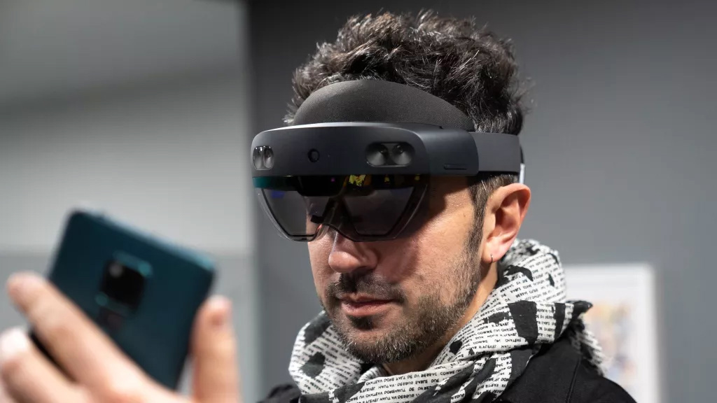 微软计划 6 月为 HoloLens 2 头显推出 